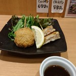 元祖美唄やきとり 福よし - 晩酌セットBコースのレンコンはさみ串揚げとマグロ串揚げ、生野菜