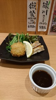 Gansobibaiyakitorifukuyoshi - 晩酌セットBコースのレンコンはさみ串揚げとマグロ串揚げ、生野菜