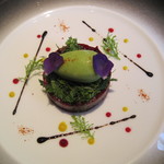 ラ ターブル ドゥ ジョエル・ロブション - ビーツ リンゴと合わせ、苦味のあるサラダと グリーンマスタードのソルベと共に