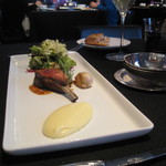 ラ ターブル ドゥ ジョエル・ロブション - 仔羊背肉のロティ 滑らかなジャガイモのピュレ、サラダパストラルと共に