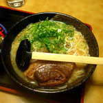 ラーメン工房　はっぴ - とろチャーシュー麺(¥890) 大盛(+¥100)
      とろけるような豚バラ角煮が乗った豚骨醬油ラーメン。甘く味つけされた角煮は箸で簡単に切れるほど柔らかく、舌の上でほろほろと崩れる。抜群に美味しい！