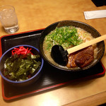 ラーメン工房　はっぴ - とろチャーシュー麺大盛 & チャーシュー丼(中)
      計 ¥1,310 注文してから気づいたが、豚肉だらけだった。それでも飽きが来なかったのは、味と食感が違うから。特に角煮は必食の逸品である。