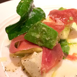 創作イタリアン Gemelli - 生ハムとアボカドとモッツァレラチーズのマリネ