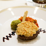 牛フィレ肉のステーキ ピーナッツ入りバター 赤ワイン風味のソース チャーリー・ブラウンのオマージュ トレードマークの波型に、野球のボールとバットを添えて