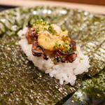 虎白 - もち米、ホタルイカ、ウニの海苔巻き