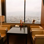 Sky Lounge 22 - 店内（窓際のテーブル席）