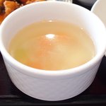 開花 香港海鮮バル - 油淋鶏＆揚げ玉子特製ソース 2100円 のスープ