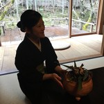 美山荘 - サービスの女性