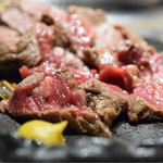 牛の達人　Private - 盛り合わせ盛り（正式名失念…）@3,800円＋税　に付いていたタタキ（カメラアップ）