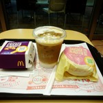 McDonald's - ソーセージエッグマフィンとナゲットとアイスカフェラテ。