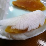 Hiro Sushi - 大根ではさんで食べます