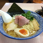 中華そば よしかわ - 煮干しそば白醤油、690円。