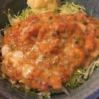 魚屋 小次朗 - 鮪すき身ゴマだれ丼。ゴマだれを掛けた後。