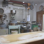 ｶﾞﾗｽ越しに［そば打ち部屋」。