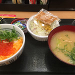Nakau - イクラ丼とサラダ豚汁セット