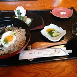 一葉 - 春期限定の御膳1,500円。
卵とそぼろ、とろろと山菜のご飯。
タケノコとワカメの汁物。
漬け物。だし巻き玉子などなど。
小田巻蒸し(うどん入り茶碗蒸し)も付いてました。