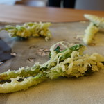 柚木元 - 絶妙な揚がり具合で、サクサクさと、閉じ込められた山菜それぞれの香り味がたまりません