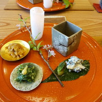 柚木元 - ウドのきんぴら、うるいの酢味噌、タラの芽の味噌漬け、こごみの白和え、器の中は葉ワサビの醤油漬け