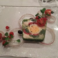 レザンファン ギャテ - (2017年4月　訪問)サラダニソワーズのテリーヌ。ニース風サラダをテリーヌに仕立てたもので輪切りの茹で卵がビジュアル的に印象的。鮪のコンフィが繊細ながらも旨味の引き立て役になっていました。