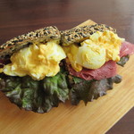 【ゴマパン+パストラミビーフ+ウフ・マヨ】