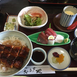 なまずや - ランチセットは、1,860円（税込価格）です。
      うな丼、茶碗蒸し、肝吸い、本マグロと白身魚とイカのお造り、サラダ、香の物。
      