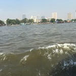 Thompson Restaurant and Wine Bar - 波をかき分け進むボートに