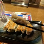 鉄人 餃子坊 - 餃子を持ち上げてみました。包みが丁寧。