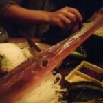 茅ヶ崎 海ぶね 藤沢南口店 - 刺身の盛り合わせに飾られてきた魚。こいつはいったい・・・？