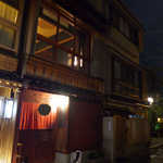 KAZOE - 浅野川沿いの町屋をリノベーション。酒好きなら、いかにも入りたくなる雰囲気だ