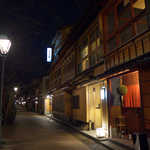 KAZOE - 主計町料理料亭街の日本酒バー「数」。杉玉に引き寄せられて…
