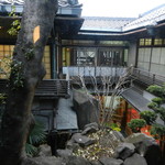 鯛よし百番 - 2階から見た中庭（日の入り前）