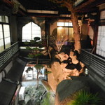 鯛よし百番 - 2階から見た中庭（日の入り後）