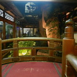 鯛よし百番 - 太鼓橋越からみた中庭の石組み