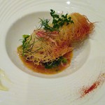 レストラン　シュバル ブラン - メバル、ホタテ、ホタルイカ、エビのカダイフ包みとウニのソース