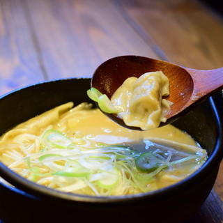 超級受歡迎。作為餃子居酒屋，我們為我們的產品擁有許多回頭客而感到自豪。