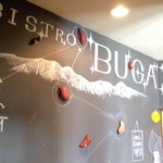 Bistro bugaboo - 店内のクライミングウォール