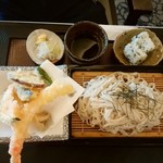 Painzu Gorufu Kurabu - 自然薯練り込みうどんと季節野菜の天麩羅1,600円税別。