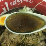 札幌らーめん 北一 - 焦がし醤油のスープ