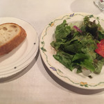 アマポーラ - サラダとパン