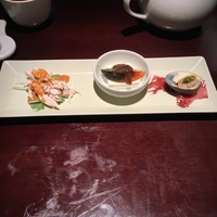 銀座 麒麟 - 本日の前菜三種盛り合わせ　バンバンジー・ピータン・アサリの三種