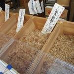 Katsuobushi Tonya Akiyama Shouten - 店頭で販売されている鰹節