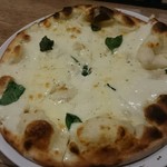 Piza Ba Otto - マルゲリータ・ビアンカ(マルゲリータの白いバージョン)
