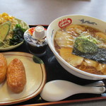 Shinaki - ラーメンAセットは稲荷寿し２個＋野菜サラダ足す珈琲ゼリー付きで740円