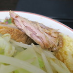 ラーメン二郎 - 豚の断面