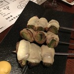 オヘソ - アボカドの肉巻きチーズ乗せ