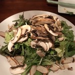 オヘソ - 生マッシュルームとスモークチキンのサラダ