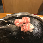 名物トンマキ じゅんご - 肉ホタテbefore スタッフさんが焼いてくれます