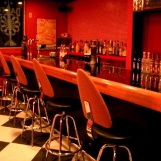 一人でじっくり飲みたいときはカウンター席で