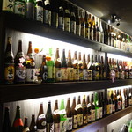 和食個室居酒屋 えんや - 日本酒の瓶が壁一面に