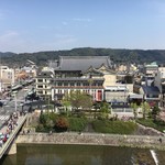東華菜館 - 窓からの景色、鴨川越しの南座、東山